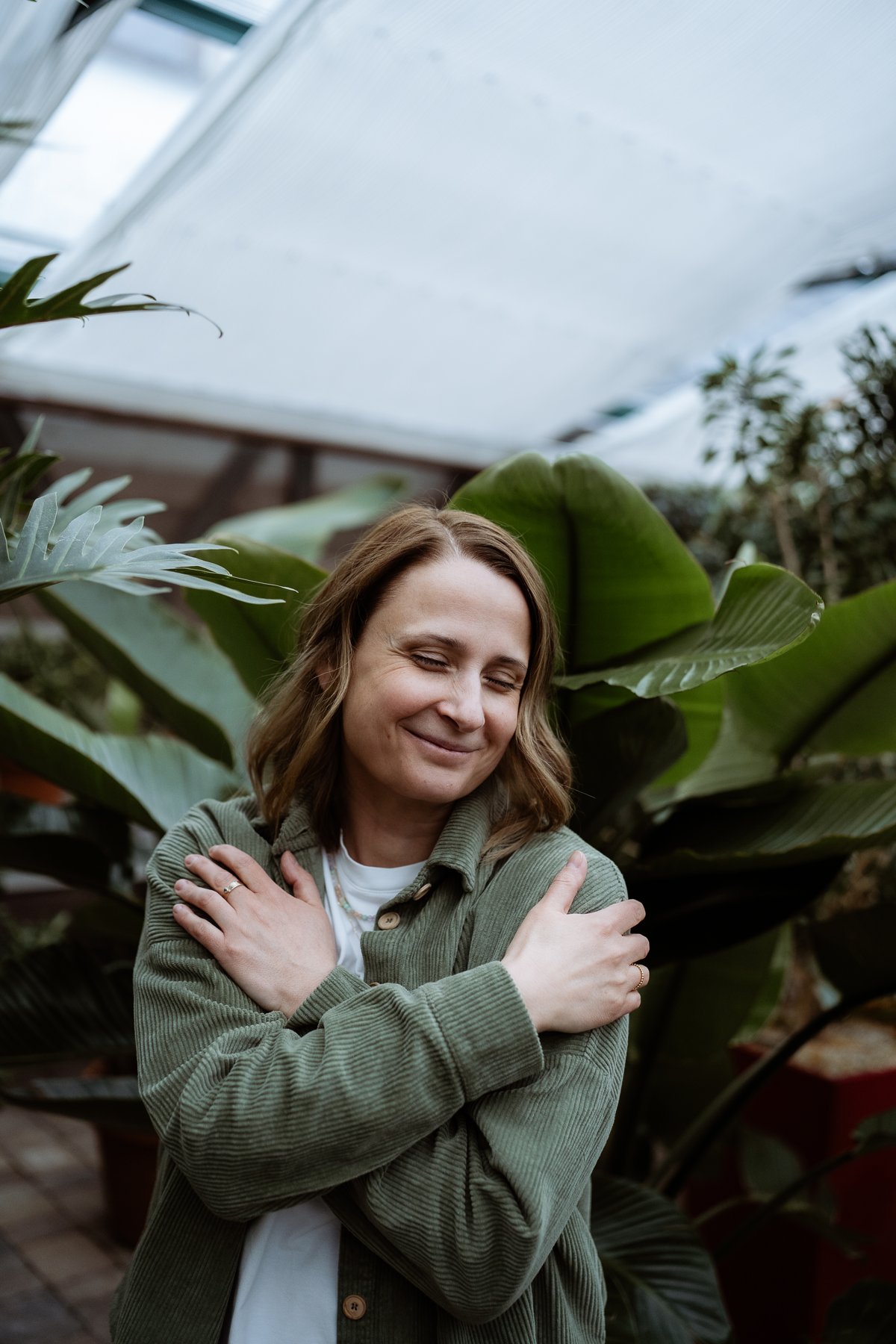 Franziska Wiedemann, sich selbst umarmend