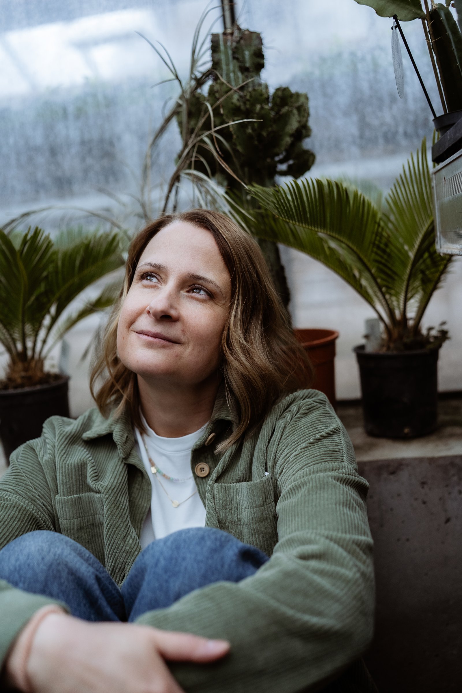 Franziska Wiedemann in einem Gewächshaus